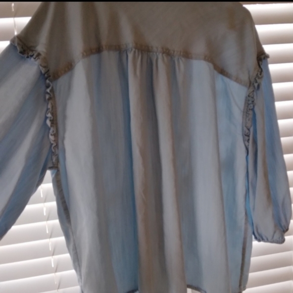 Light blue Button-up with ruffled Stiching! - Picture 7 of 7